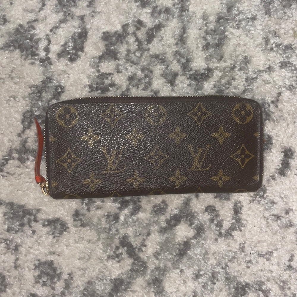 Louis Vuitton Clemence wallet in Monogram. Orange interior
